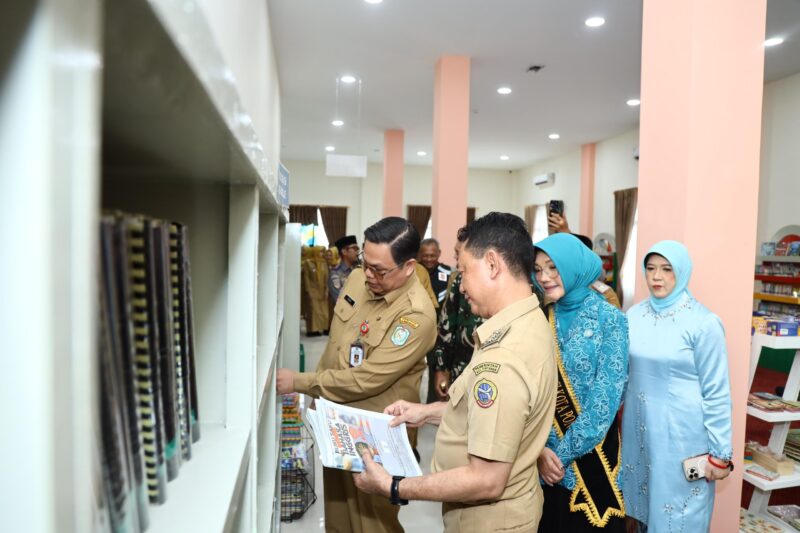 Wali Kota Pontianak Edi Rusdi Kamtono meninjau ruangan Perpustakaan Kota Pontianak yang baru diresmikan