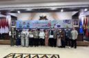 pemberian cinderamata bagi narasumber dalam kegiatan workshop Penggunaan USG Obstetri Dasar di Untan