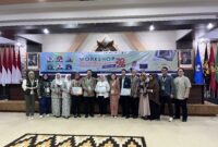 pemberian cinderamata bagi narasumber dalam kegiatan workshop Penggunaan USG Obstetri Dasar di Untan