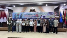 pemberian cinderamata bagi narasumber dalam kegiatan workshop Penggunaan USG Obstetri Dasar di Untan