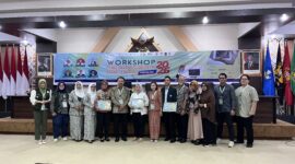 pemberian cinderamata bagi narasumber dalam kegiatan workshop Penggunaan USG Obstetri Dasar di Untan