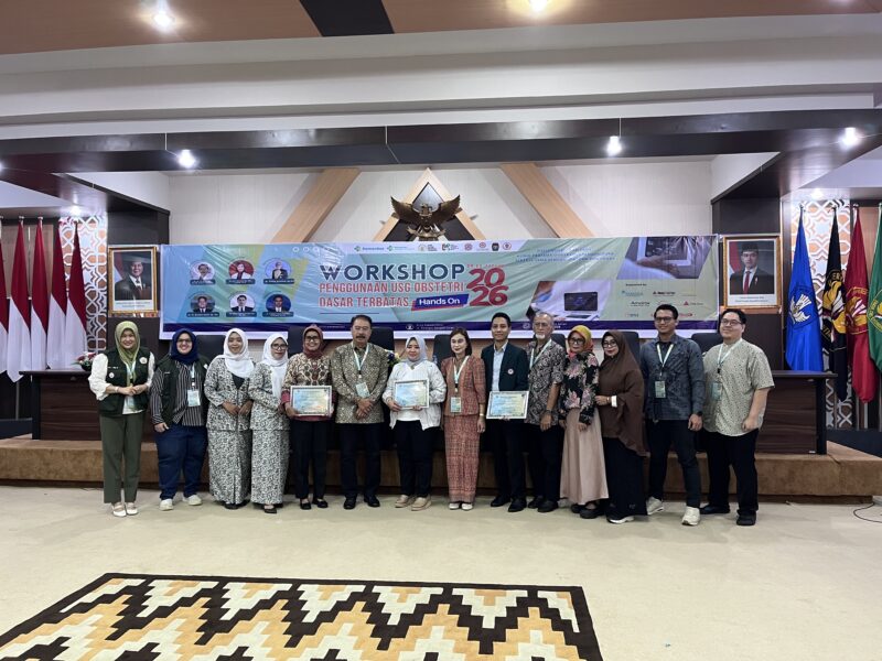 pemberian cinderamata bagi narasumber dalam kegiatan workshop Penggunaan USG Obstetri Dasar di Untan