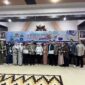 pemberian cinderamata bagi narasumber dalam kegiatan workshop Penggunaan USG Obstetri Dasar di Untan