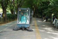 Wali Kota Pontianak Edi Rusdi Kamtono melakukan uji coba kendaraan penyapu trotoar dan jalan di trotoar Taman Digulis Untan