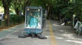 Wali Kota Pontianak Edi Rusdi Kamtono melakukan uji coba kendaraan penyapu trotoar dan jalan di trotoar Taman Digulis Untan