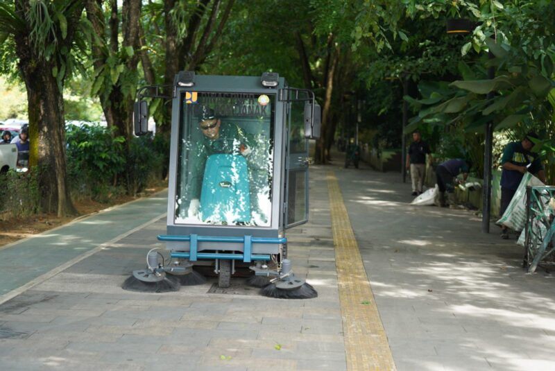 Wali Kota Pontianak Edi Rusdi Kamtono melakukan uji coba kendaraan penyapu trotoar dan jalan di trotoar Taman Digulis Untan