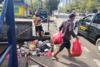 Petugas dari Dinas PUPR Kota Pontianak tengah membersihkan drainase dan saluran air sebagai upaya mengantisipasi banjir rob.