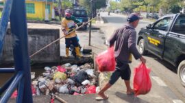 Petugas dari Dinas PUPR Kota Pontianak tengah membersihkan drainase dan saluran air sebagai upaya mengantisipasi banjir rob.