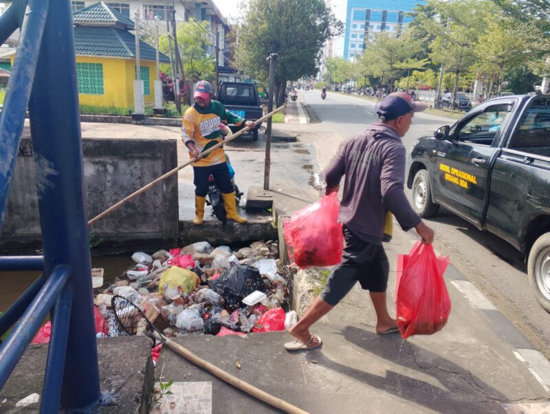 Petugas dari Dinas PUPR Kota Pontianak tengah membersihkan drainase dan saluran air sebagai upaya mengantisipasi banjir rob.
