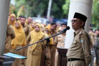 Sekretaris Daerah Kota Pontianak Amirullah memberi arahan kepada ASN pada apel pagi.