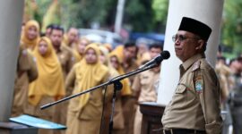 Sekretaris Daerah Kota Pontianak Amirullah memberi arahan kepada ASN pada apel pagi.