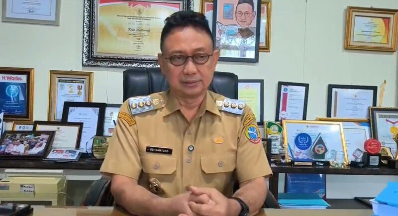 Wali Kota Pontianak Edi Rusdi Kamtono mengimbau warga tetap waspada menghadapi banjir rob akibat air pasang