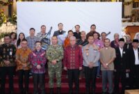 Foto bersama pada Natal Nasional 2025 di Gereja Katedral Santo Yosef Pontianak.