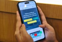 Seorang warga tengah mengakses salah satu layanan digital yang disediakan Pemerintah Kota Pontianak