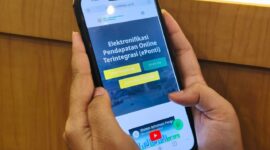 Seorang warga tengah mengakses salah satu layanan digital yang disediakan Pemerintah Kota Pontianak