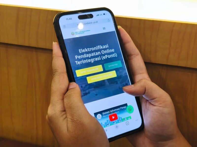 Seorang warga tengah mengakses salah satu layanan digital yang disediakan Pemerintah Kota Pontianak