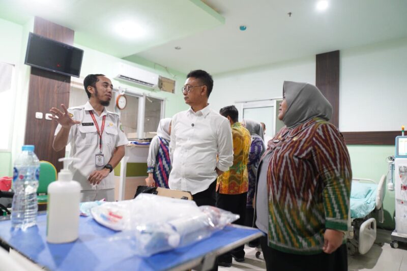 Wali Kota Pontianak Edi Rusdi Kamtono didampingi Direktur RSUD SSMA Kota Pontianak Eva Nurfarihah meninjau kondisi sarana dan prasarana rumah sakit.