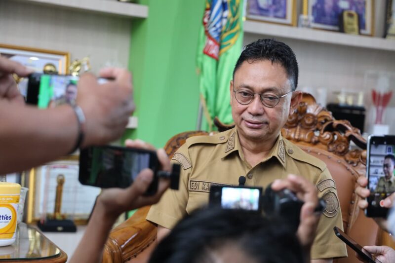 Wali Kota Pontianak Edi Rusdi Kamtono saat diwawancarai media.