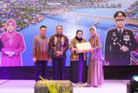 Serah terima cenderamata oleh Ketua TP PKK Kota Pontianak Yanieta Arbiastutie Kamtono.