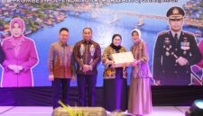 Serah terima cenderamata oleh Ketua TP PKK Kota Pontianak Yanieta Arbiastutie Kamtono.