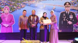 Serah terima cenderamata oleh Ketua TP PKK Kota Pontianak Yanieta Arbiastutie Kamtono.