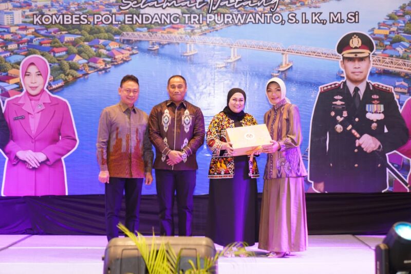 Serah terima cenderamata oleh Ketua TP PKK Kota Pontianak Yanieta Arbiastutie Kamtono.