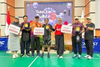 para pemenang lomba berfoto bersama dalam pertandingan exibition tenis meja antar instansi di kalbar dalam rangka Hut BPK