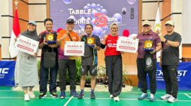 para pemenang lomba berfoto bersama dalam pertandingan exibition tenis meja antar instansi di kalbar dalam rangka Hut BPK