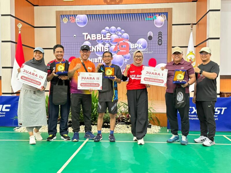 para pemenang lomba berfoto bersama dalam pertandingan exibition tenis meja antar instansi di kalbar dalam rangka Hut BPK