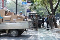 Tim Gabungan menggelar penertiban parkir di trotoar dan badan jalan.