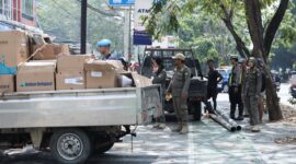 Tim Gabungan menggelar penertiban parkir di trotoar dan badan jalan.