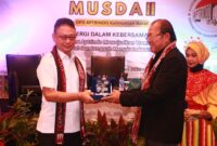 Penyerahan cenderamata pada Musda II APTRINDO Kalbar.