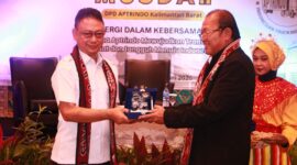 Penyerahan cenderamata pada Musda II APTRINDO Kalbar.