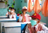 Siswa-siswi mengenakan masker untuk mengurangi dampak asap karhutla.
