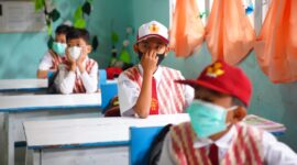 Siswa-siswi mengenakan masker untuk mengurangi dampak asap karhutla.

