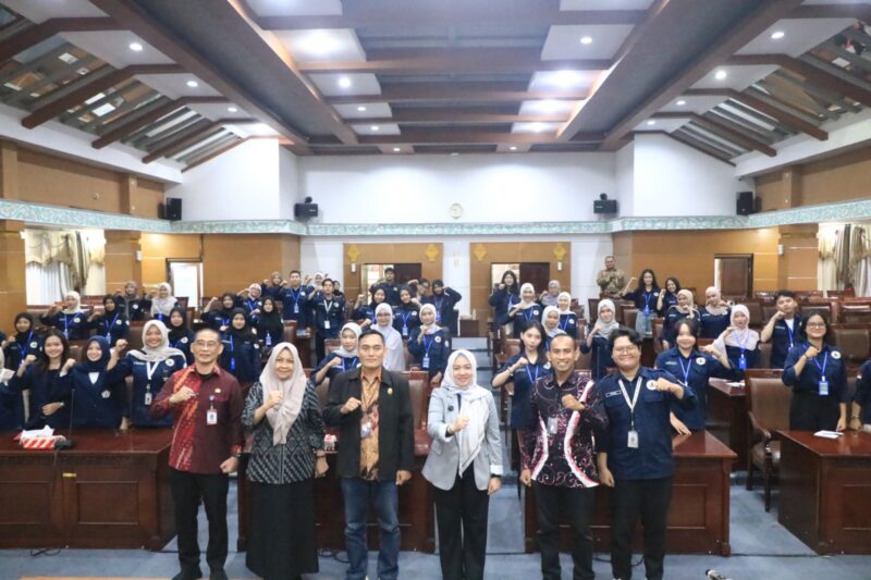 Mahasiswa Prodi Administrasi Publik Fisip Untan melakukan kunjungan ke DPRD Kota Pontianak dalam rangka Program Sekolah Parlemen (Sepale).