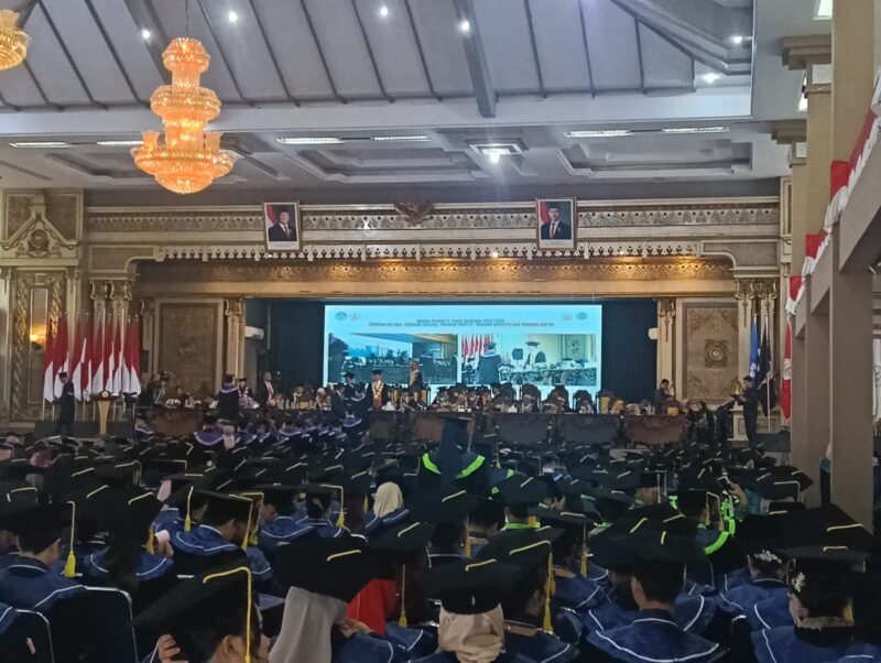 suasana wisudawan pada Wisuda Periode II Tahun Akademik 2025/2026