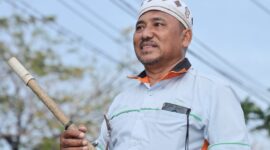 Satiman (54), penyapu jalan yang kini dipercaya menjadi mandor penyapuan, telah mengabdikan dirinya selama 33 tahun