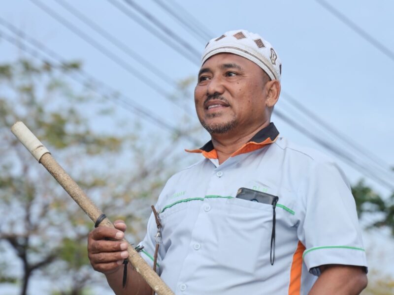 Satiman (54), penyapu jalan yang kini dipercaya menjadi mandor penyapuan, telah mengabdikan dirinya selama 33 tahun