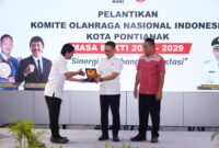 Ketua KONI Kota Pontianak Herry Fadillah menyerahkan cenderamata kepada Wali Kota Pontianak Edi Rusdi Kamtono