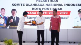Ketua KONI Kota Pontianak Herry Fadillah menyerahkan cenderamata kepada Wali Kota Pontianak Edi Rusdi Kamtono