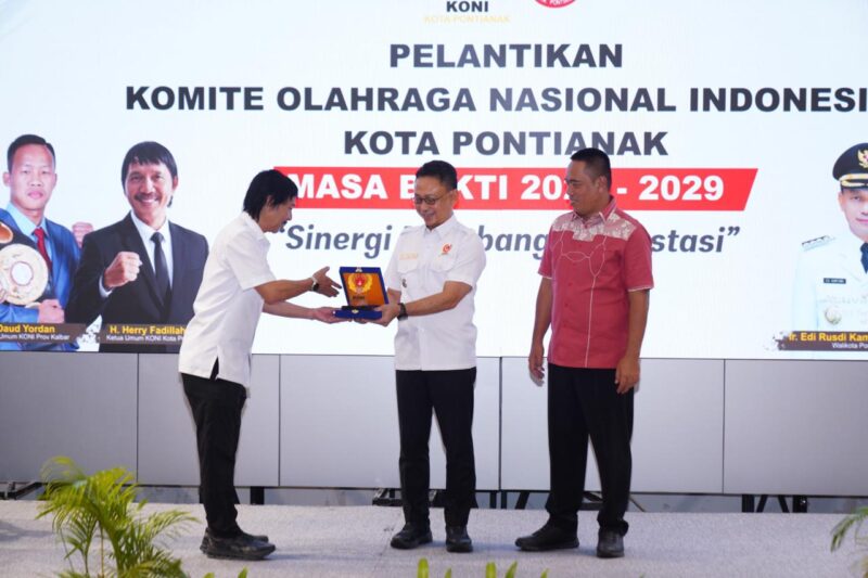 Ketua KONI Kota Pontianak Herry Fadillah menyerahkan cenderamata kepada Wali Kota Pontianak Edi Rusdi Kamtono