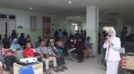 dr Gita Risti Novianti saat memberikan penyuluhan kepada pengunjung RSUD SSMA terkait bahaya virus Nipah