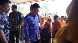 Wali Kota Pontianak Edi Rusdi Kamtono berbincang dengan seorang siswa SD.