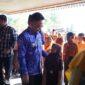 Wali Kota Pontianak Edi Rusdi Kamtono berbincang dengan seorang siswa SD.