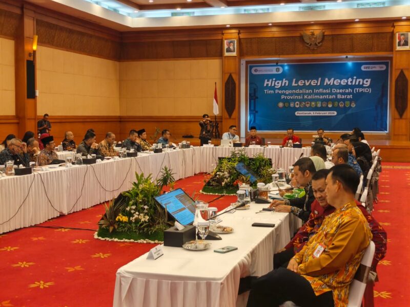 Wakil Wali Kota Pontianak Bahasan menyampaikan paparan pada High Level Meeting TPID Provinsi Kalbar