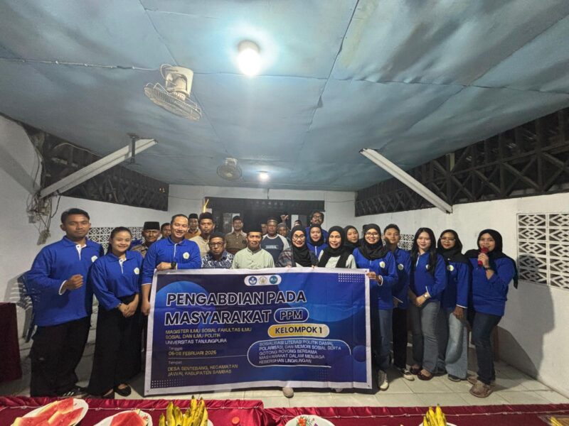 Mahasiswa Program Magister Ilmu Sosial dan Politik (MISP) Fakultas Ilmu Sosial dan Ilmu Politik (FISIP) Universitas Tanjungpura (Untan) melaksanakan kegiatan Pengabdian kepada Masyarakat (PKM) bertema edukasi penguatan literasi politik masyarakat di Desa Sentebang, Kecamatan Jawai, Kabupaten Sambas