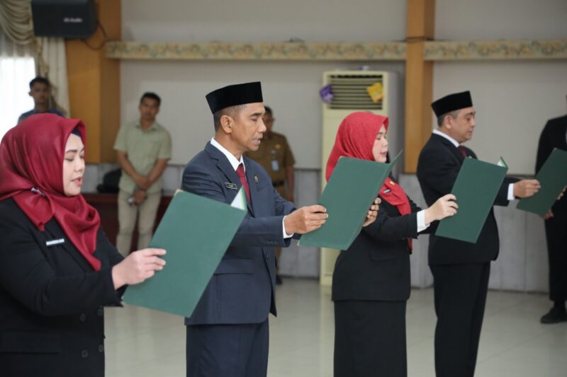  Lima Pejabat eselon dua mengucapkan sumpah dan janji jabatan dalam prosesi pelantikan