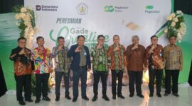 foto bersama rektor untan dan pt. pegadaian dalam louncing The Gade Creative Lounge di gedung upa perpustakaan untan