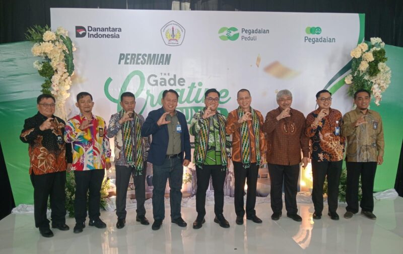 foto bersama rektor untan dan pt. pegadaian dalam louncing The Gade Creative Lounge di gedung upa perpustakaan untan